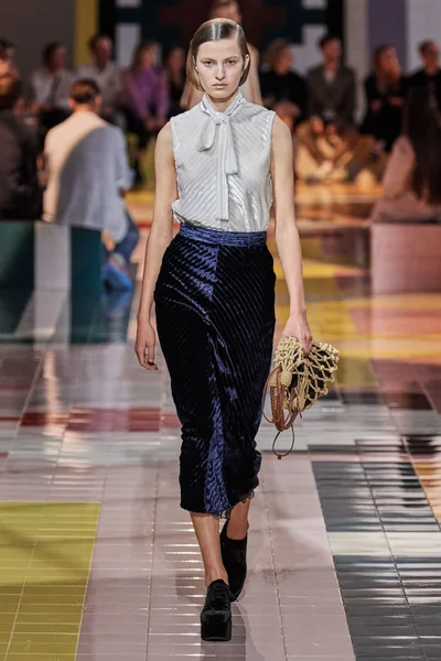 Look 18